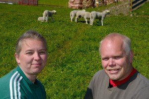 MERKER TSJERNOBYL: Fortsatt er nedfôring en årlig aktivitet for sauebøndene Anne kari Gjerdalen og Ole Kristian Oldre.